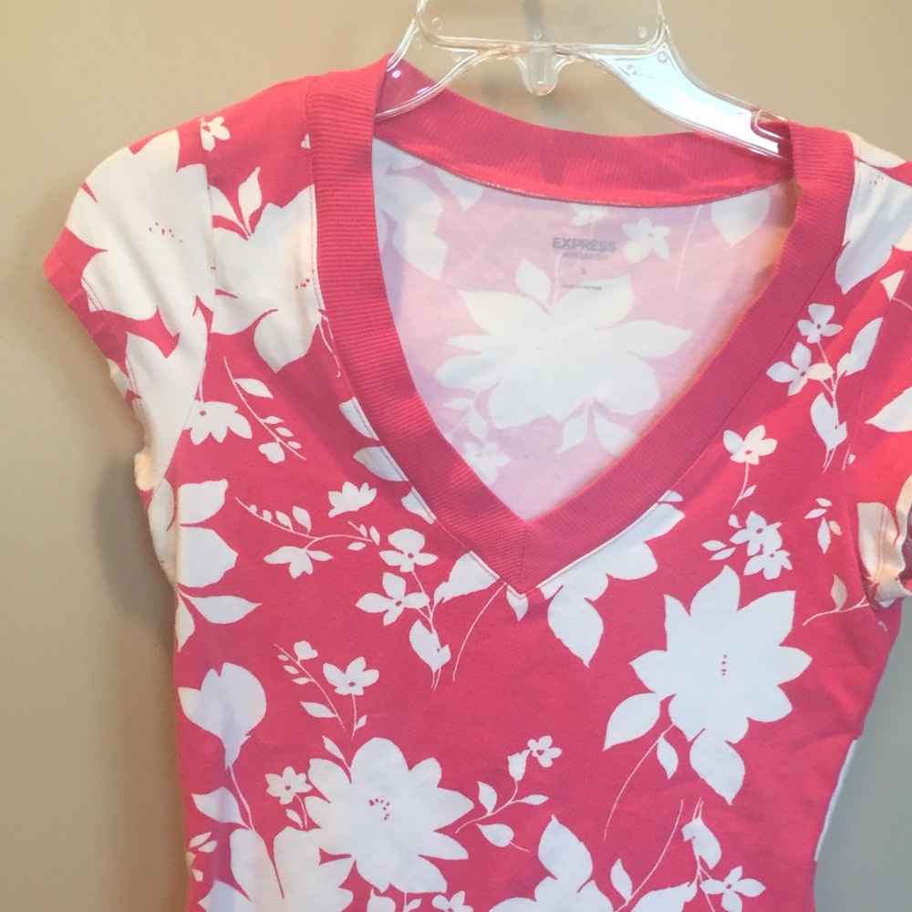 🌷50% off in bundle of 2+ 🌷Express T-shirt